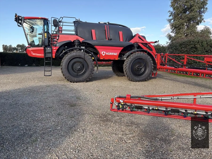 Agrifac sprayer with booms, detailed